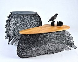 Воздушные столики из металлических «перьев»