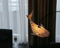 Элегантная дизайнерская лампа в форме кита