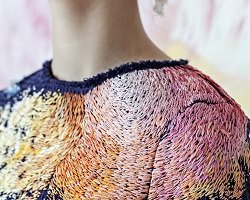 Вышитые пятна краски на дизайнерских нарядах