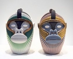 Дизайнерские вазы в форме голов обезьян