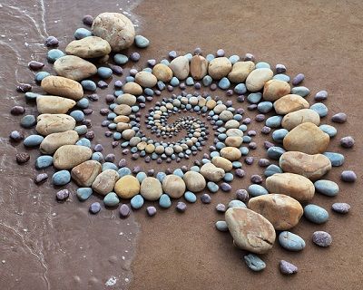Арт-объекты из морских камушков на побережье by Jon Foreman