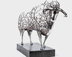 Грациозные скульптуры животных из металлических ветвей