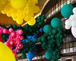 Яркие инсталляции из воздушных шариков by Jihan Zencirli