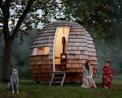 Уютный домик для отдыха из натурального дерева