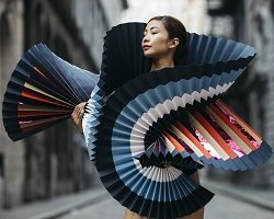 Платья-оригами на стройных танцовщицах