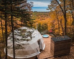 Купольный дом для отдыха среди канадских лесов