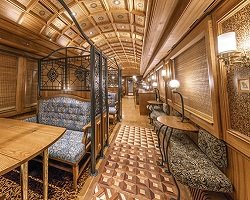 Роскошный японский поезд с дизайнерским интерьером