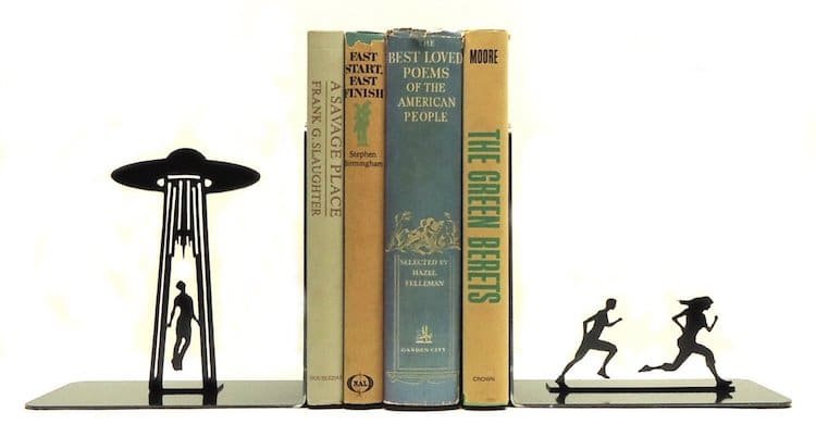 10 оригинальных идей практичного декора книжной полки