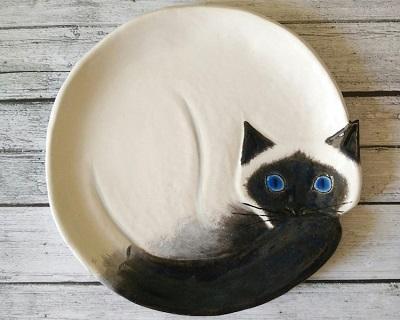 Очаровательные кошачьи портреты на керамических тарелках