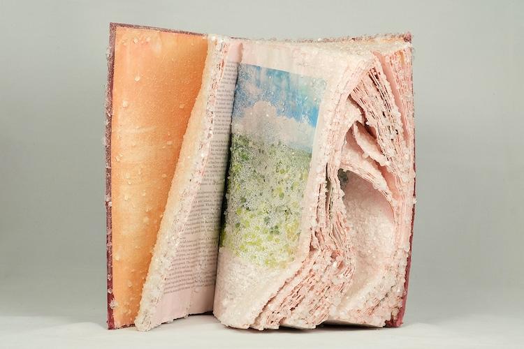 Скульптуры с кристаллами из старых найденных книг