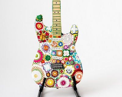 Легендарная гитара и вязаные цветы в оригинальном арт-проекте by Joana Vasconcelos